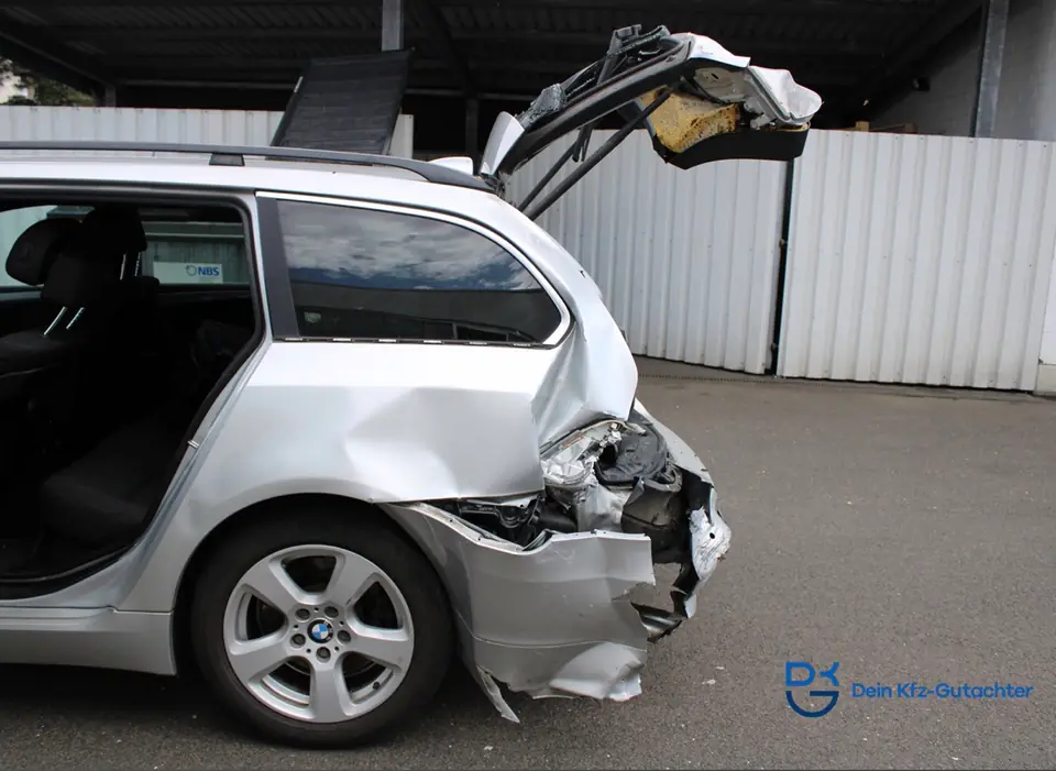 Silberner BMW Kombi (Touring) mit Heckschaden