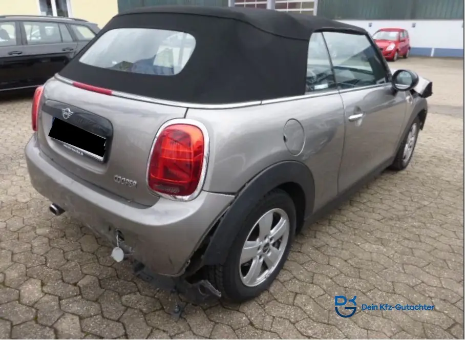 Grauer MINI Cooper Cabrio mit Unfallschaden am Heck