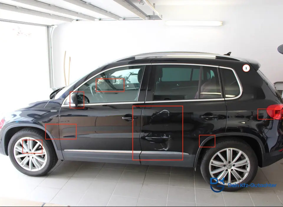 Schwarzer VW Tiguan, linke Seite, Schadstellen rot markiert